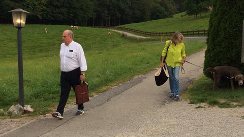 Uli Hoeneß am Tegernsee mit seiner Frau Susi, mit der er seit 1973 verheiratet ist, und Hund Ben. In Zukunft will der scheidende Bayern-Präsident gerne mehr Urlaub machen &ndash; Australien würde ihn reizen.