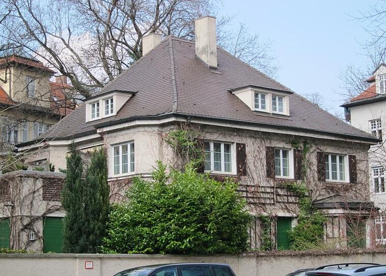 Die Walmdach-Villa in der Kolbergerstraße 5 soll(te?) abgerissen werden.