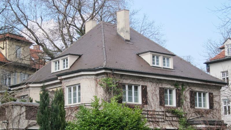 Die Walmdach-Villa in der Kolbergerstraße 5 soll(te?) abgerissen werden. Die Walmdach-Villa in der Kolbergerstraße 5 soll(te?) abgerissen werden.