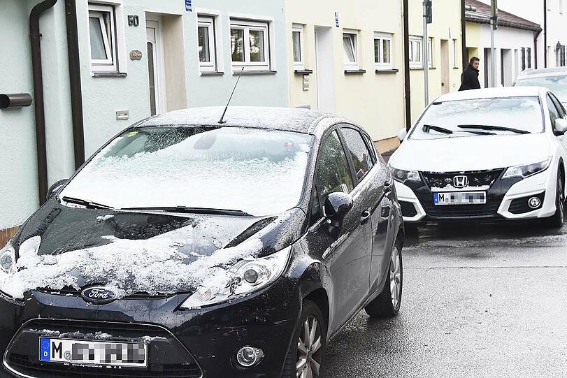 Es handelt sich nicht wirklich um Schnee, aber weiß ist's trotzdem: Ein kurzer aber intensiver Graupelschauer hat in Neuperlach am Dienstagnachmittag Autos und Fahrbahn eingezucker. Die Bilder.