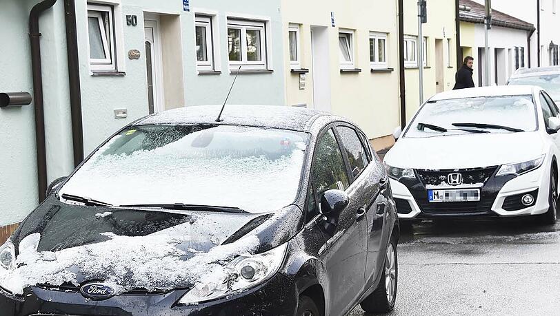Es handelt sich nicht wirklich um Schnee, aber weiß ist's trotzdem: Ein kurzer aber intensiver Graupelschauer hat in Neuperlach am Dienstagnachmittag Autos und Fahrbahn eingezucker. Die Bilder.