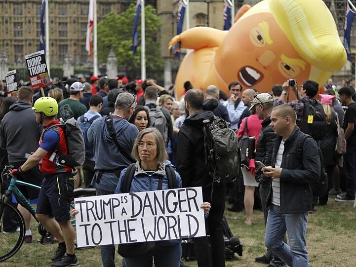 Demonstranten lassen das Trump-Baby aufsteigen.