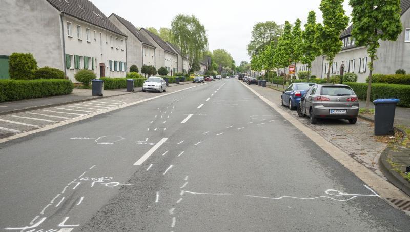Weiße Markierungen zeigen den Unfallhergang nach dem mutmaßlichen Autorennen, bei dem eine Unbeteiligte starb. Weiße Markierungen zeigen den Unfallhergang nach dem mutmaßlichen Autorennen, bei dem eine Unbeteiligte starb.