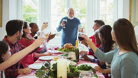 So stellen sich Bildagenturen ein idyllisches Weihnachtsessen mit der ganzen Familie vor. Wenn der Schwiegervater aber zu politisieren anfängt, ist die Harmonie möglicherweise dahin. Mit den Tipps von Ursula Münch können Sie den Schaden aber so gering wie möglich halten.