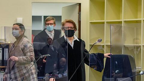 Die Vorsitzende Richterin Marion Tischler (r) nimmt beim Prozess gegen den Angeklagten Mark S. ihren Platz ein.