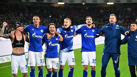 Schalkes Spieler feiern den Last-Minute-Sieg in Hannover vor ihren mitgereisten Fans.