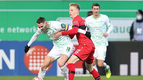 Der Fürther Branimir Hrgota (l) kämpft mit dem Stuttgarter Chris Führich (M) um den Ball.