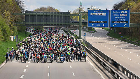 Tausende Radler waren bei der Radsternfahrt im Jahr 2023 auf einem Abschnitt der A96 in München unterwegs. (Archiv)