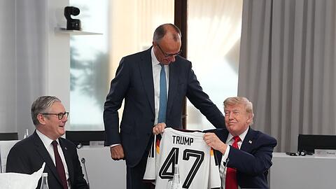 Im Sitzen nahm der US-Pr&auml;sident sein Geschenk entgegen.