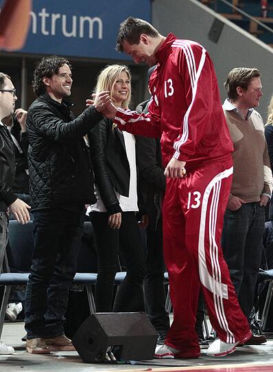 Gut gelaunt: Bastian Schweinsteiger mit seiner Sarah beim Basketball