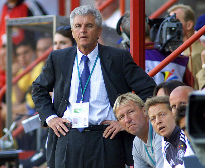 "Sir Erich" war vom 9. September 1998 bis 20. Juni 2000 am Ruder - in Ribbecks Amtszeit sucht man jedoch vergeblich nach großen Erfolgen: In insgesamt 24 Länderspielen holte er 10 Siege, 6 Unentschieden und kassierte acht Niederlagen. Bei der EM 2000 scheiterte er mit Deutschland bereits in der Vorrunde.