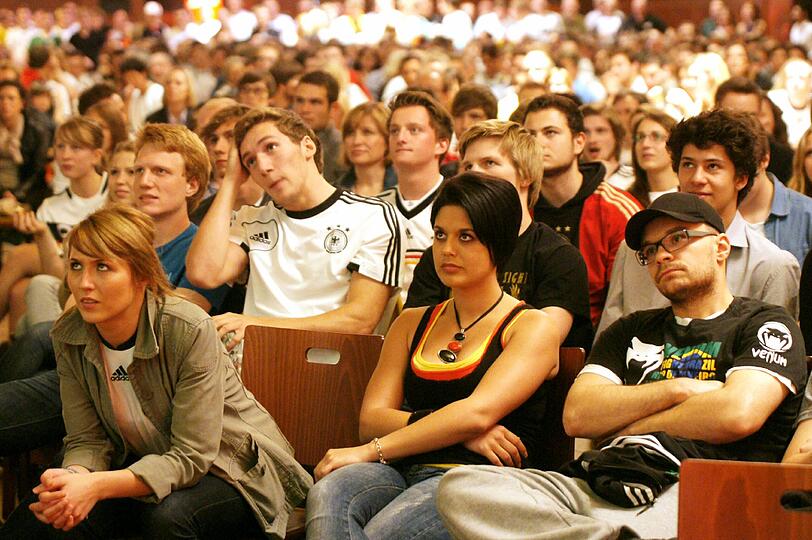 Public Viewing am Nockherberg und in dwer Kultfabrik, Basti Schweinsteiger hängt im Foto quer über die Reichenbachssraße, die Bilder vom Fußball-Wahnsinn aus München.