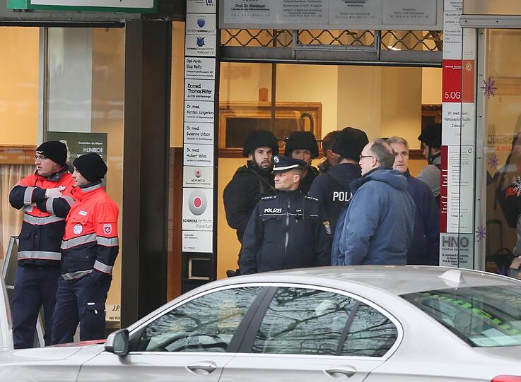 Weiträumig von der Polizei abgesperrt ist in Frankfurt am Main (Hessen) ein Gebäude, in das sich ein bewaffneter Mann geflüchtet haben soll.