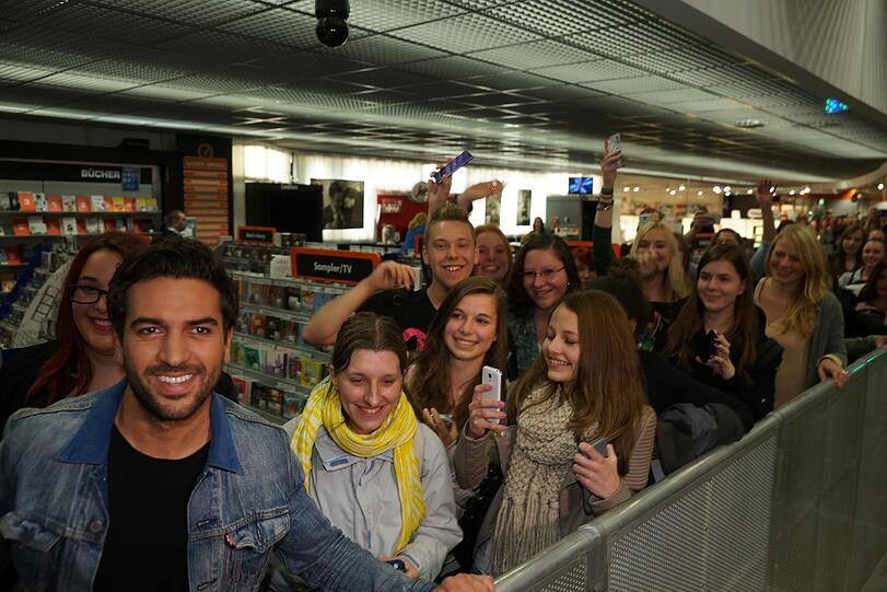 Vor allem junge Mädchen stellten sich stundelang an, um ein Foto mit ihrem Schwarm Elyas zu bekommen.