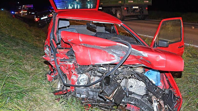 Beide Fahrzeuge wurden vollkommen zerstört, eine Frau starb, vier weitere Personen wurden teils schwer verletzt. Die Bilder vom Unfallort.