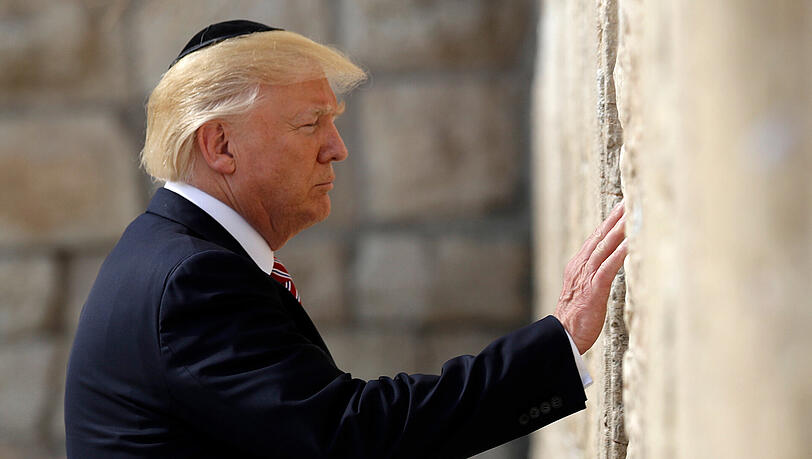 Legt die Zündschnur ans Pulverfass: US-Präsident Trump hier an der Klagemauer in der ALtstadt Jerusalems. Legt die Zündschnur ans Pulverfass: US-Präsident Trump hier an der Klagemauer in der ALtstadt Jerusalems.