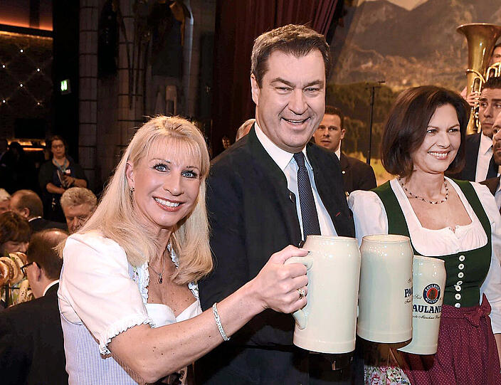 Bayerischer Ministerpräsident Markus Söder und Frau Karin neben Ilse Aigner.
