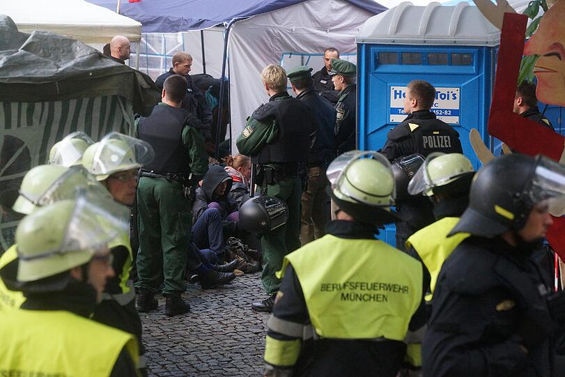 Das Hungerstreik-Camp auf dem Münchner Rindermarkt ist in der Nacht zum Sonntag von der Polizei geräumt worden. Die Bilder.