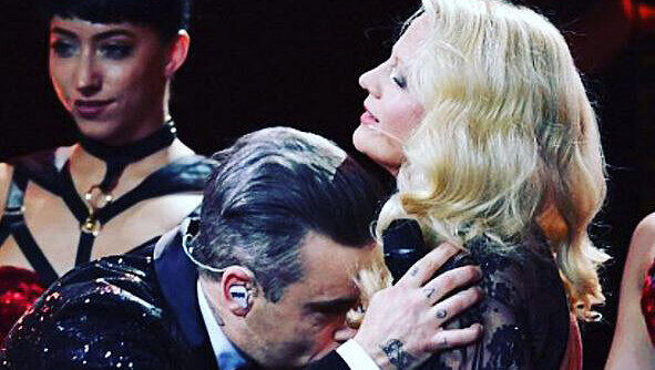 Huch, was sucht Robbie Williams denn hier in Barbara Schönebergers Ausschnitt? Huch, was sucht Robbie Williams denn hier in Barbara Schönebergers Ausschnitt?
