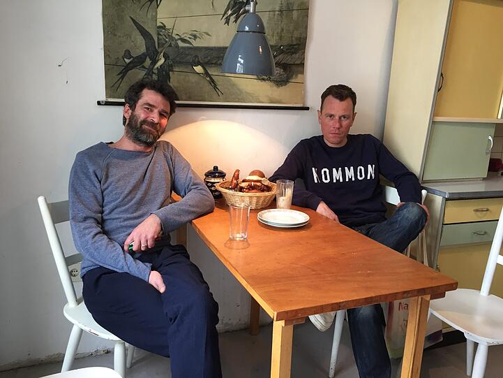 Tim Hanghofer (l.) und Florian Falterer an dem Küchentisch, an dem sie auch das Konzept für das Crönlein entwickelt haben.