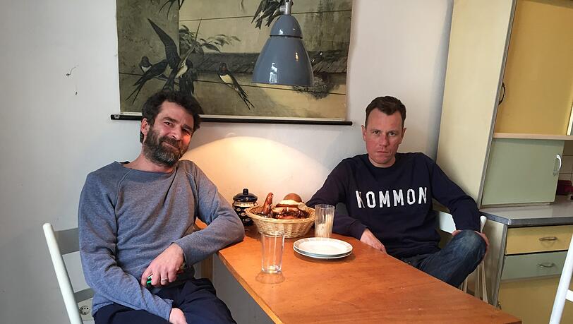 Tim Hanghofer (l.) und Florian Falterer an dem Küchentisch, an dem sie auch das Konzept für das Crönlein entwickelt haben. Tim Hanghofer (l.) und Florian Falterer an dem Küchentisch, an dem sie auch das Konzept für das Crönlein entwickelt haben.
