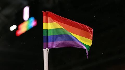 Der FC Bayern bringt für das Heimspiel gegen Eintracht Frankfurt spezielle Regenbogen-Eckfahnen an. (Symbolbild)
