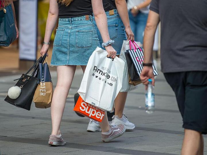 Einkaufen in der Münchener Innenstadt: Die deutsche Wirtschaft hat Ökonomen zufolge zum Jahresbeginn wieder Tritt gefasst.