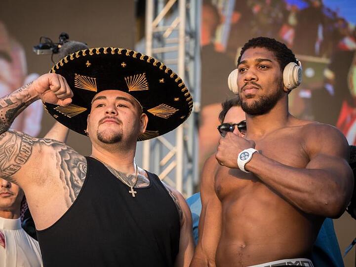 Box-Weltmeister Andy Ruiz (l) und sein Herausforderer Anthony Joshua beim Wiegen.