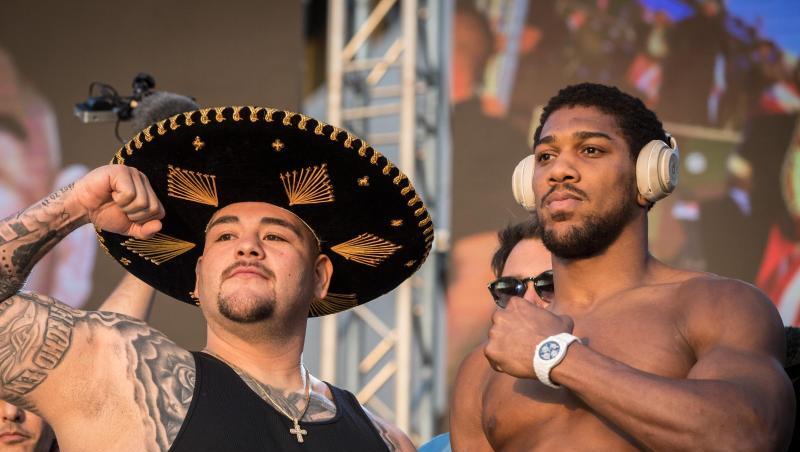 Box-Weltmeister Andy Ruiz (l) und sein Herausforderer Anthony Joshua beim Wiegen. Box-Weltmeister Andy Ruiz (l) und sein Herausforderer Anthony Joshua beim Wiegen.
