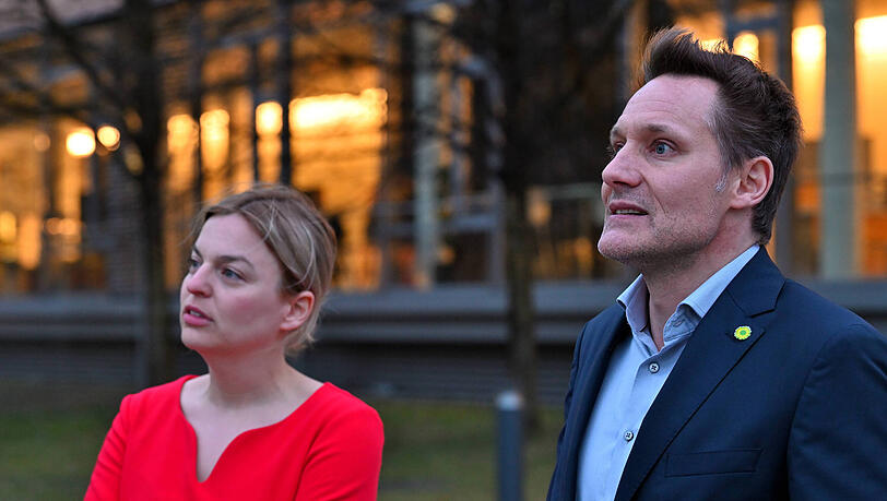 Die bayerischen Grünen um Katharina Schulze (li.) und Ludwig Hartmann fordern ein Eingreifen von Ministerpräsident Markus Söder (CSU). Die bayerischen Grünen um Katharina Schulze (li.) und Ludwig Hartmann fordern ein Eingreifen von Ministerpräsident Markus Söder (CSU).