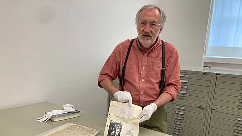 Der US-Historiker Mark Walker präsentiert im Deutschen Museum anhand von Dokumenten neue Erkenntnisse zu Hitlers Atomprogramm - und seinem Scheitern.