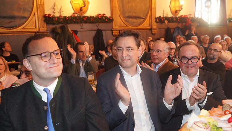 Unterstützung aus Berlin: Jens Spahn (l.) mit CSU-München-Chef Georg Eisenreich (M.) und OB-Kandidat Clemens Baumgärtner beim Dreikönigstreffen der CSU im Augustiner-Keller. Unterstützung aus Berlin: Jens Spahn (l.) mit CSU-München-Chef Georg Eisenreich (M.) und OB-Kandidat Clemens Baumgärtner beim Dreikönigstreffen der CSU im Augustiner-Keller.