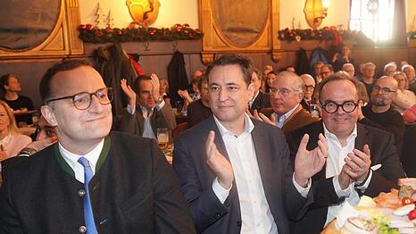 Unterst&uuml;tzung aus Berlin: Jens Spahn (l.) mit CSU-M&uuml;nchen-Chef Georg Eisenreich (M.) und OB-Kandidat Clemens Baumg&auml;rtner beim Dreik&ouml;nigstreffen der CSU im Augustiner-Keller.