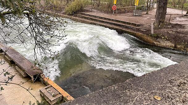 Na sowas: Donnerstagfr&uuml;h ist am Eisbach pl&ouml;tzlich eine stehende Welle zu sehen.