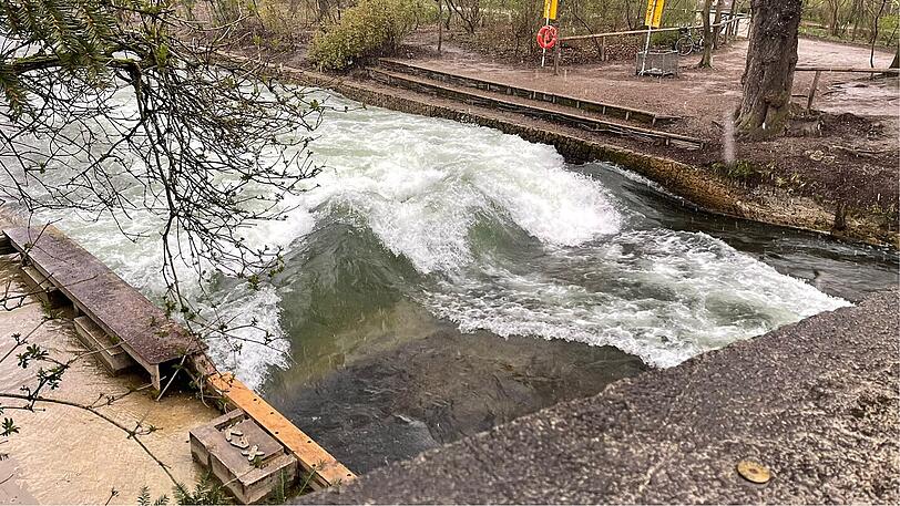 Na sowas: Donnerstagfr&uuml;h ist am Eisbach pl&ouml;tzlich eine stehende Welle zu sehen.