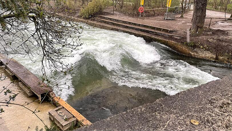 Na sowas: Donnerstagfr&uuml;h ist am Eisbach pl&ouml;tzlich eine stehende Welle zu sehen.