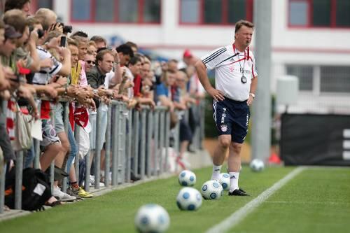 Beobachtet von der Seitenline sein Team genau beim Training: Der neue Coach Louis van Gaal.