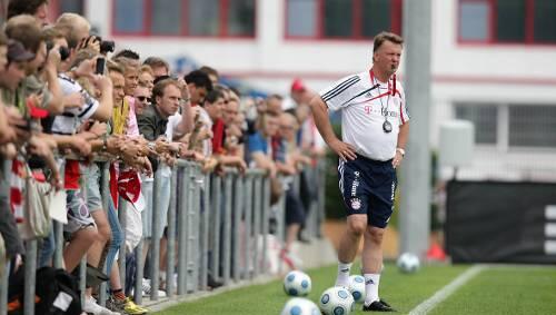 Beobachtet von der Seitenline sein Team genau beim Training: Der neue Coach Louis van Gaal. Beobachtet von der Seitenline sein Team genau beim Training: Der neue Coach Louis van Gaal.