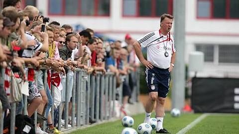 Beobachtet von der Seitenline sein Team genau beim Training: Der neue Coach Louis van Gaal.