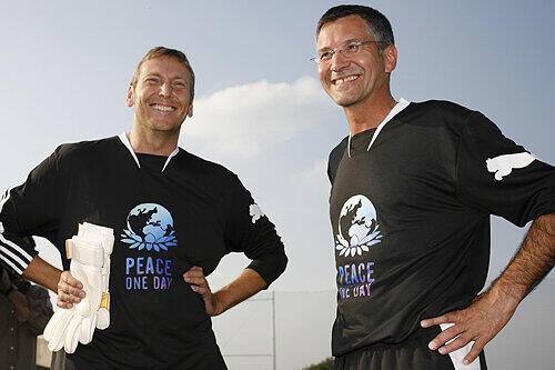 Jochen Zeitz (l.) und Herbert Hainer bei einem Benefiz-Fußballspiel. Auch sonst laufen sich beide in Sportklamotten über den Weg.
