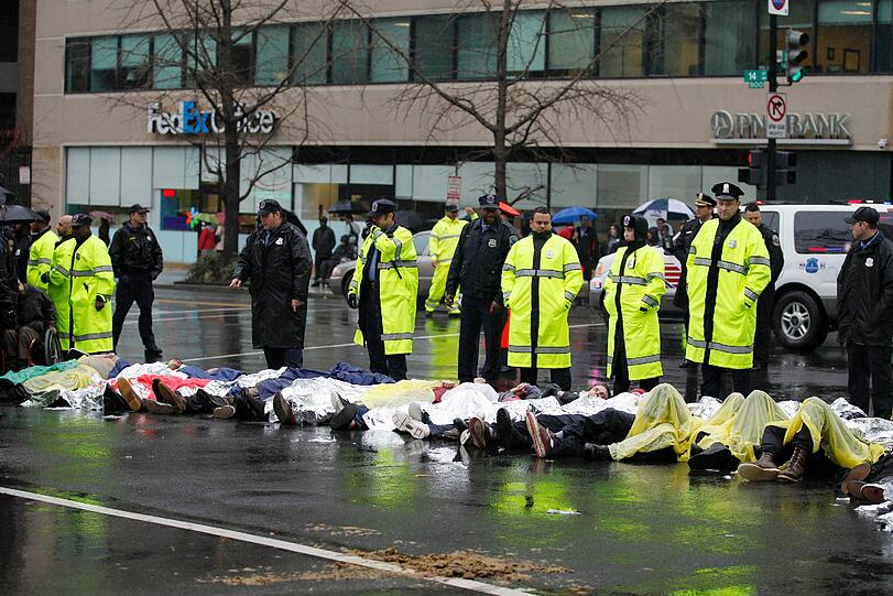 Die US-Polizei hat eine Straßenblockade von Anhängern der Occupy-Bewegung in der Hauptstadt Washington aufgelöst und 62 Demonstranten festgenommen. Die Bilder!