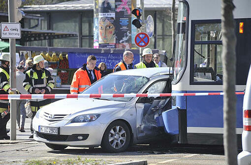 Vermutlich hat der Autofahrer die Tram beim Abbiegen übersehen. Deshalb kam es in der Kreillerstraße am Donnerstag zum schweren Unfall. Der Mann wurde schwer verletzt.