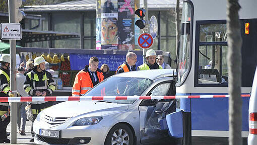Vermutlich hat der Autofahrer die Tram beim Abbiegen übersehen. Deshalb kam es in der Kreillerstraße am Donnerstag zum schweren Unfall. Der Mann wurde schwer verletzt. Vermutlich hat der Autofahrer die Tram beim Abbiegen übersehen. Deshalb kam es in der Kreillerstraße am Donnerstag zum schweren Unfall. Der Mann wurde schwer verletzt.
