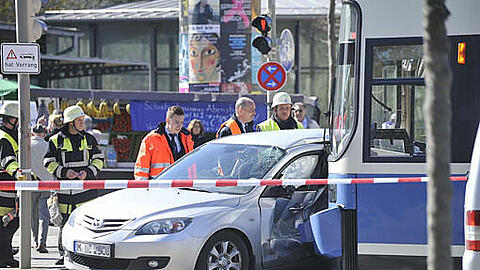 Vermutlich hat der Autofahrer die Tram beim Abbiegen übersehen. Deshalb kam es in der Kreillerstraße am Donnerstag zum schweren Unfall. Der Mann wurde schwer verletzt.