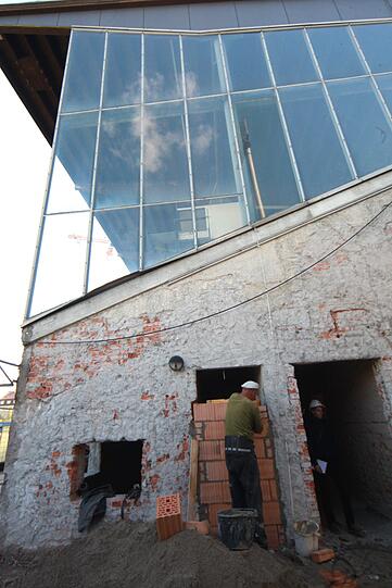 Der Rollrasen wächst an, die Heizung darunter ist installiert, im Juli 2013 soll das alte Grünwalder Stadion dann ein "neues Schmuckstück für alle Fußballfans" sein. Die Bilder vom Baustellenrundgang