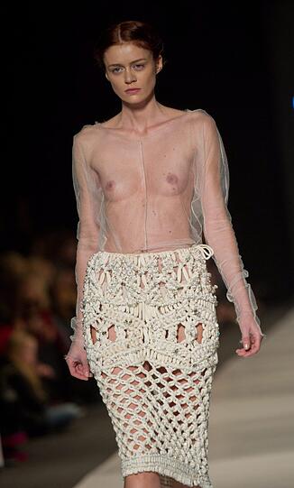 Ist das der neue Nackt-Trend? Bei der Fashion Week in Polen präsentieren Models transparente Mode - sehen Sie hier die besten Bilder.