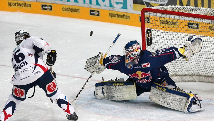 EHC-Keeper Lukas Steinhauer rettet hier gegen Berlins Florian Busch, am Ende gewannen die Eisbären nach Penaltyschießen. EHC-Keeper Lukas Steinhauer rettet hier gegen Berlins Florian Busch, am Ende gewannen die Eisbären nach Penaltyschießen.