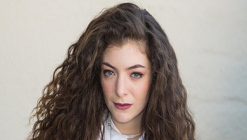 Lorde stürmt momentan die Charts Lorde stürmt momentan die Charts