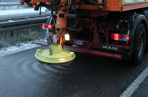 Winter in Bayern: Ein Streufahrzeug ist auf der A94 unterwegs
