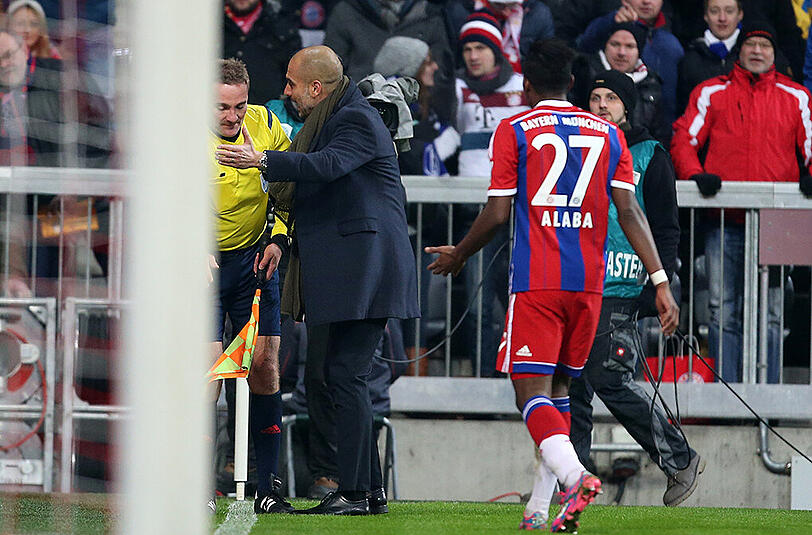 Pep redet und redet. Was er Assi Häcker wohl alles ins Ohr geflüstert hat? Auch David Alaba ist von der Entscheidung des Linienrichters überrascht. Wie er wohl von der gegenüberliegenden Seitenauslinie gesehen haben will, wie der Ball im Toraus war?
